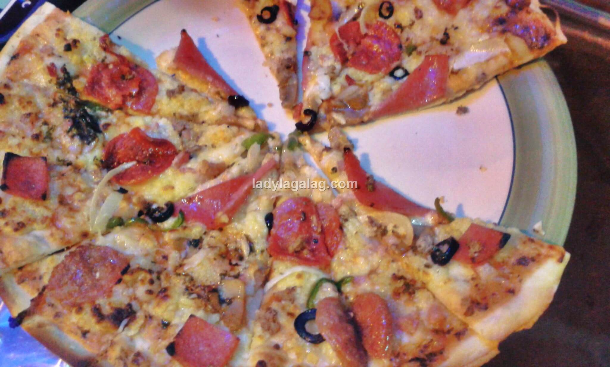 Chef Arnold’ Pizza, a pizza shop in Mandaluyong offers thin crust