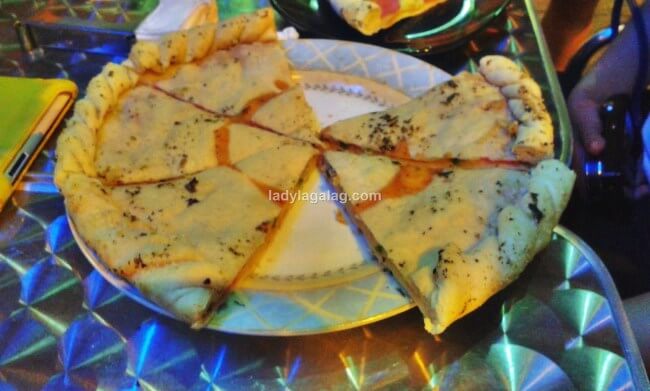 Chef Arnold’s Pizza, a pizza shop in Mandaluyong, offers a double crusted pizza!