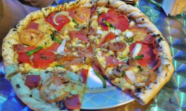 Chef Arnold’s Pizza, a pizza shop in Mandaluyong, also offers New Yorker pizza