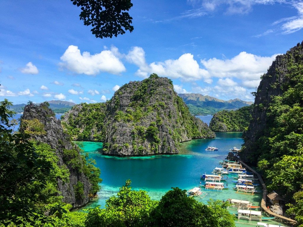 Rock formation and clear blue water of Kayangan Lake