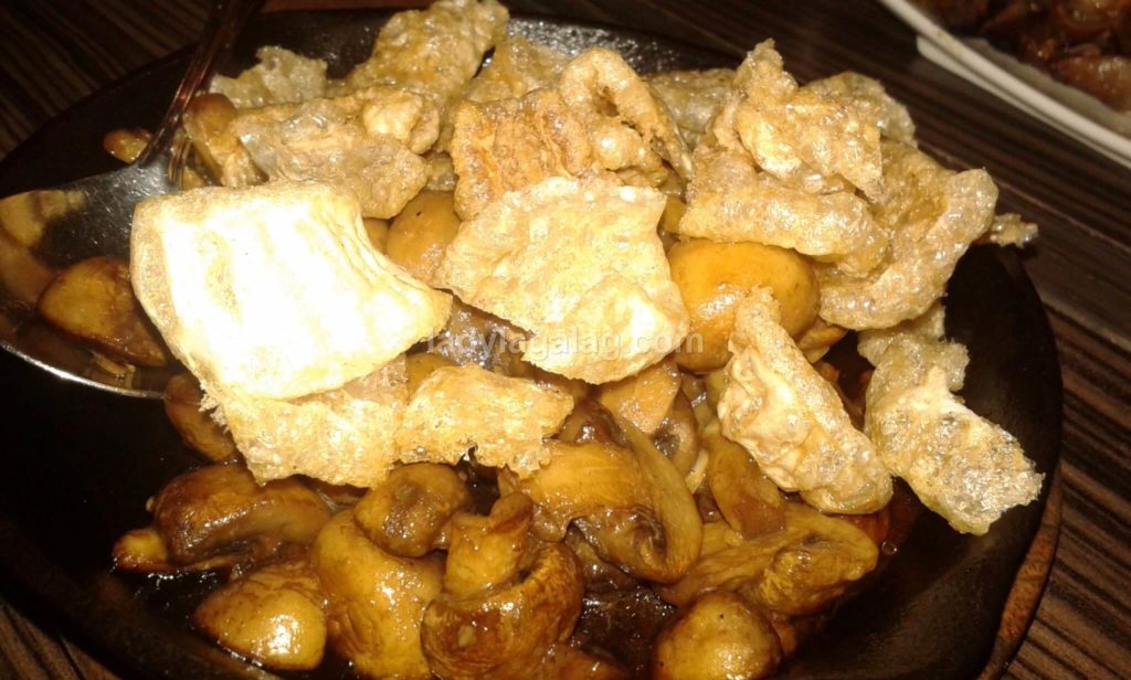 A restaurant in Greenbelt that offers Garlic Mushrooms with Chicharon