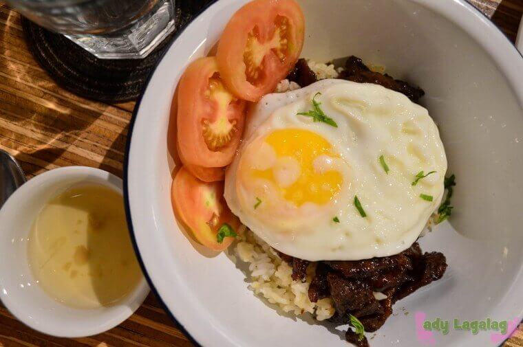 Commune serves all-time breakfast meal. Visit this restaurant in Poblacion. 