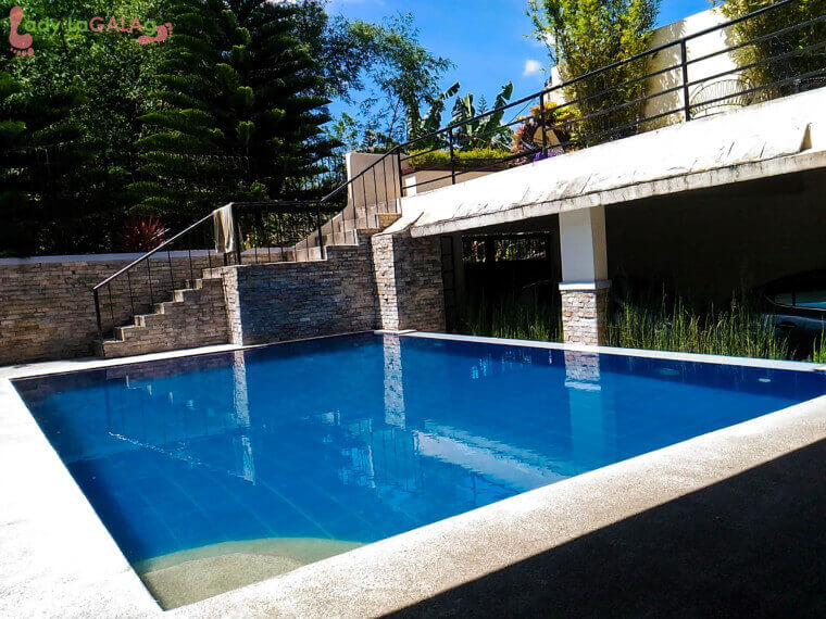 Casa Minerva has a swimming pool that makes it a good place to stay in Tagaytay.