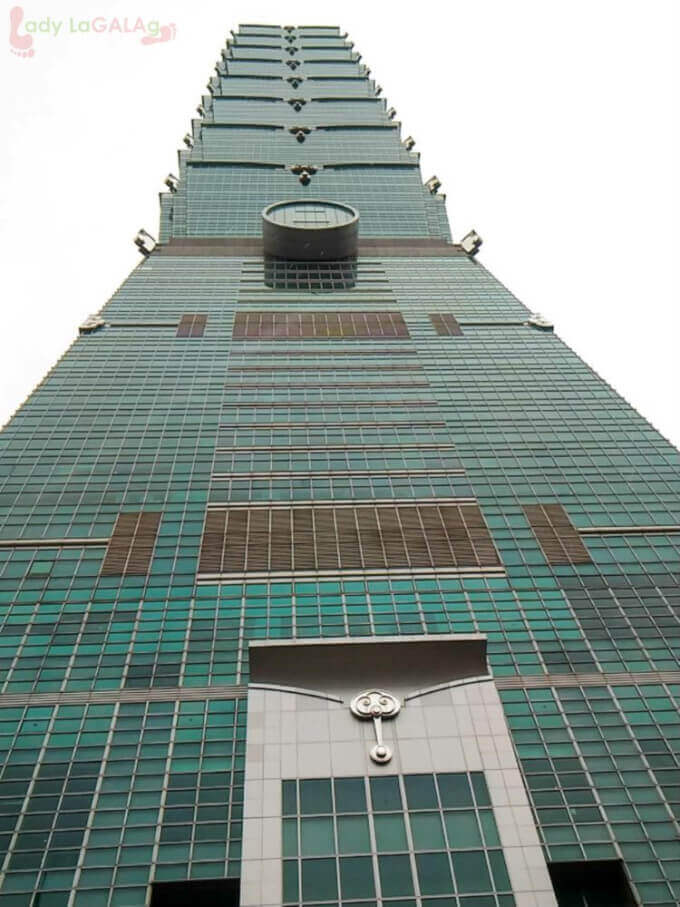 Known as the second tallest building in the world, sure this is an attraction in Taiwan that must be taken photo of.