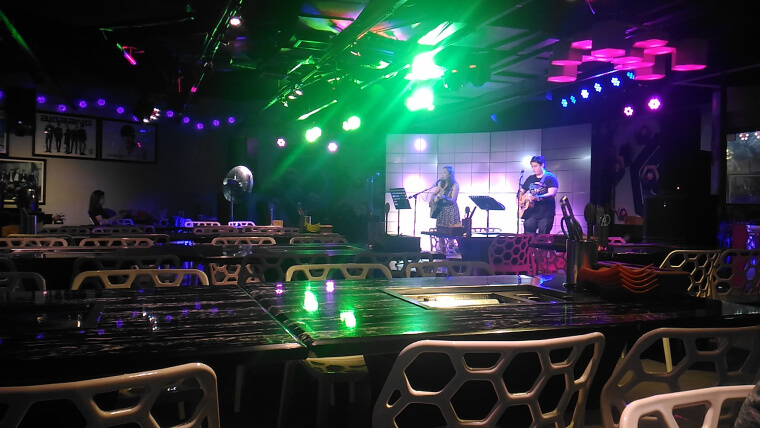 A restaurant in TriNoma that has a well-sized stage
