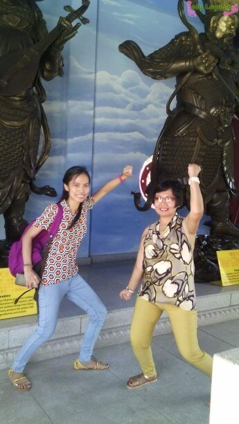 Have the freedom to copy the statues’ poses at Kota Kinbalu tourist spots.