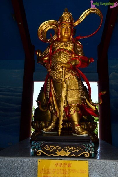 Puh Toh Tze Temple is known to be a Kota Kinabalu tourist spots because of the golden statues.