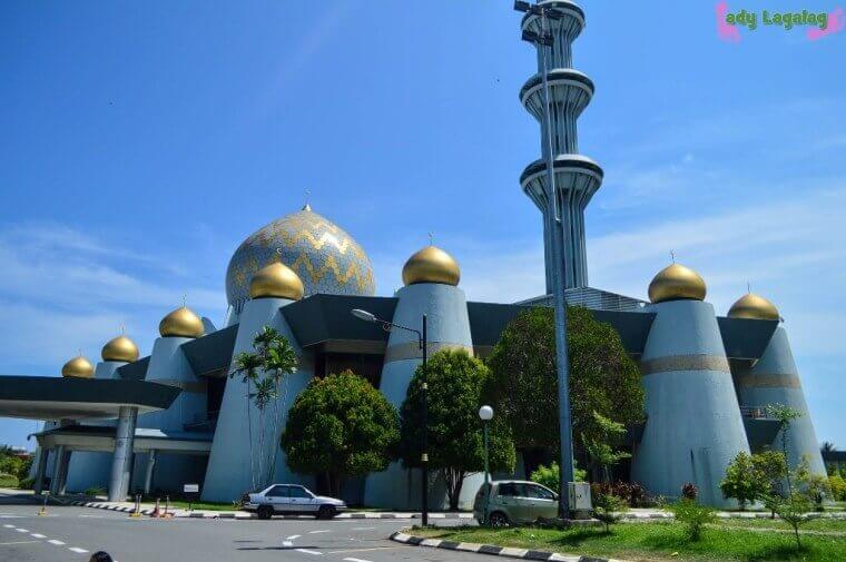 To visit this Kota Kinabalu tourist spot, Sabah State Mosque, visitors must come prepared with the proper clothes.