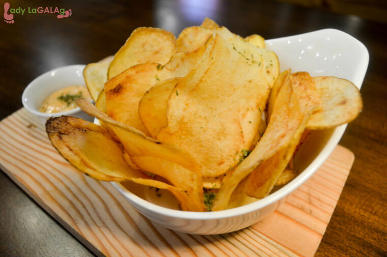 the crunchy potato chips at a restaurant in Circuit