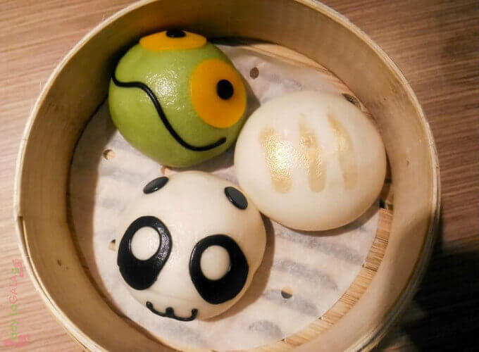 How can this restaurant in Taipei be ignored with all of these cute sesame buns served?