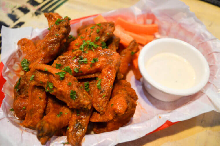 6 pieces of buffalo wings at a restaurant in Makati