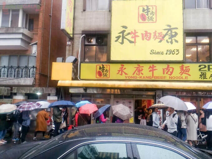 the long lines at Yong Kang Beef Noodle restaurant in Taipei